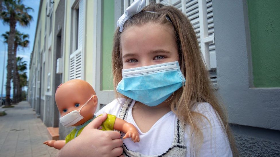 Devojčica sa maskom na Tenerifima, Španija
