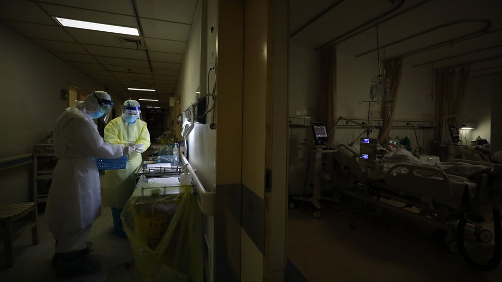 Lekari u Vuhanu na smeni u kovid bolnici