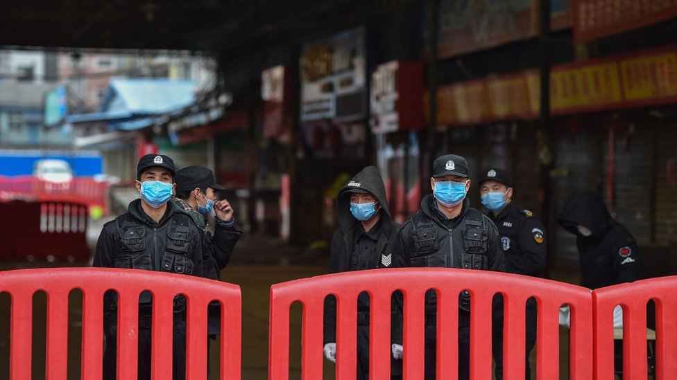 Policija ispred pijace Huanan u Vuhanu, za koju se pretpostavlja da je izvor epidemije