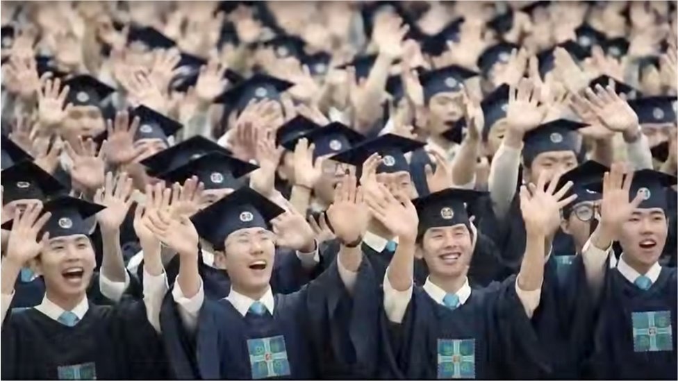 Hiljade studenata, koji su šinčeondži vernici, slave završetak školovanja