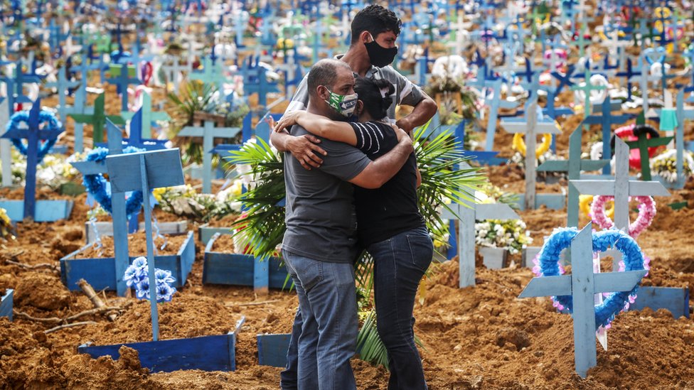 Brazil: Porodice sahranjuju preminule od Kovid-19 u gradu Manaus
