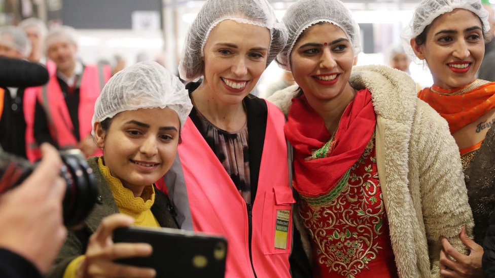 Premijerka Džasinda sa radnicama koje pakuju voće