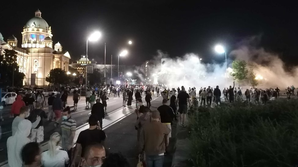 Ispred Skup&scaron;tine Srbije okupilo se vi&scaron;e hiljada ljudi