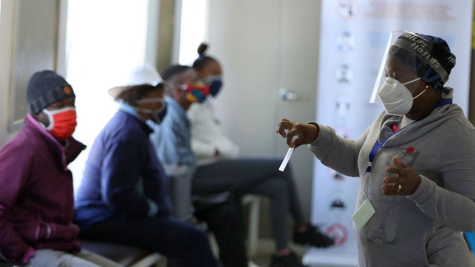 Tokom pregleda, dobrovoljci su čak morali da budu upoznati sa &bdquo;teoretskom zabrinuto&scaron;ću" da vakcina može da pogor&scaron;a efekte samog korona virusa