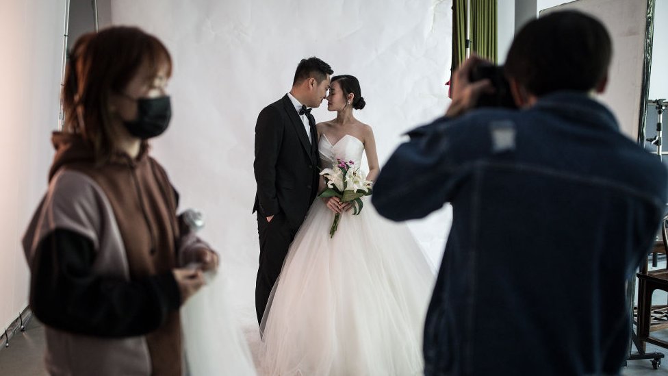Par pozira za svadbenu fotografiju u foto-studiju u Vuhanu