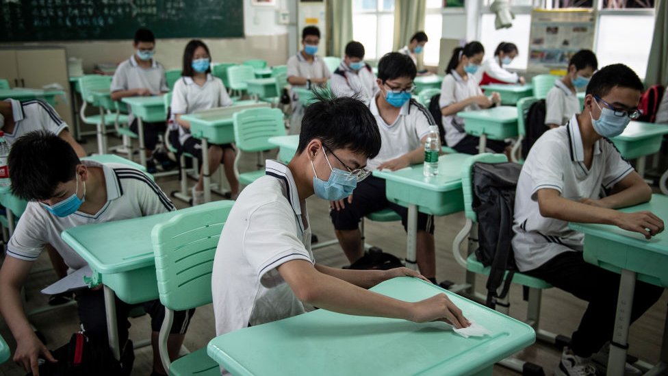 Srednjoškolci u Vuhanu se pripremaju za čas, provincija Hubei, maj 2020.