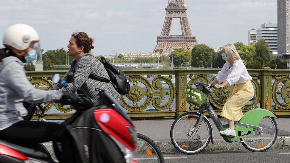 Biciklisti u blizini Ajfelovog tornja u Parizu