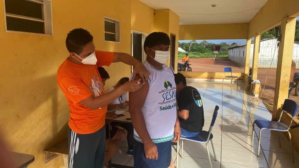 Yanamá receives his second shot of the Sinovac vaccine