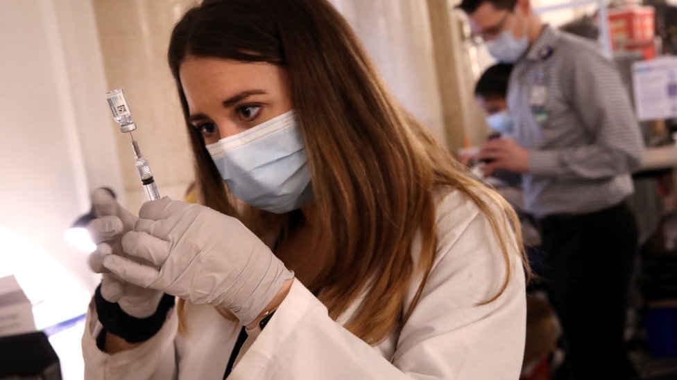Zdravstvena radnica drži vakcinu u ruci