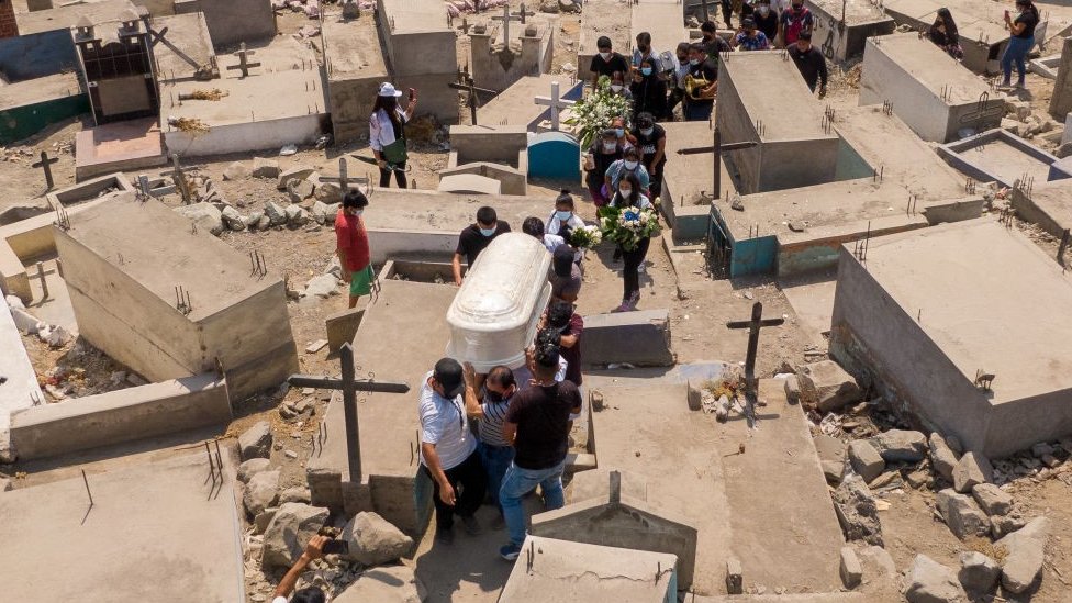 Sahranjivanje preminulih od Kovida-19, april 2021, Lima, Peru