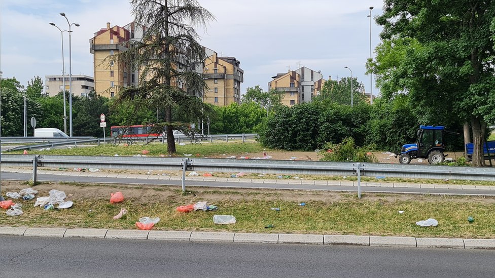 Smeće nakon žurke pored autoputa