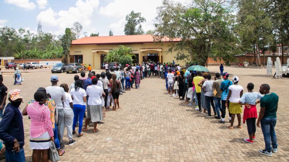 Ljudi čekaju u redu za vakcinaciju u Ruandi