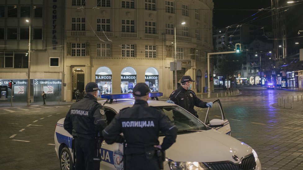Policija kontroliše poštovanje mera na Trgu republike u Beogradu