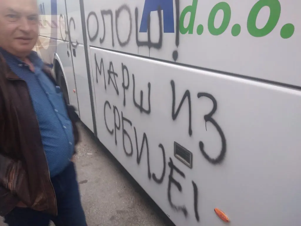 Na autobusima Autoprevoza izbušene gume i ispisane poruke