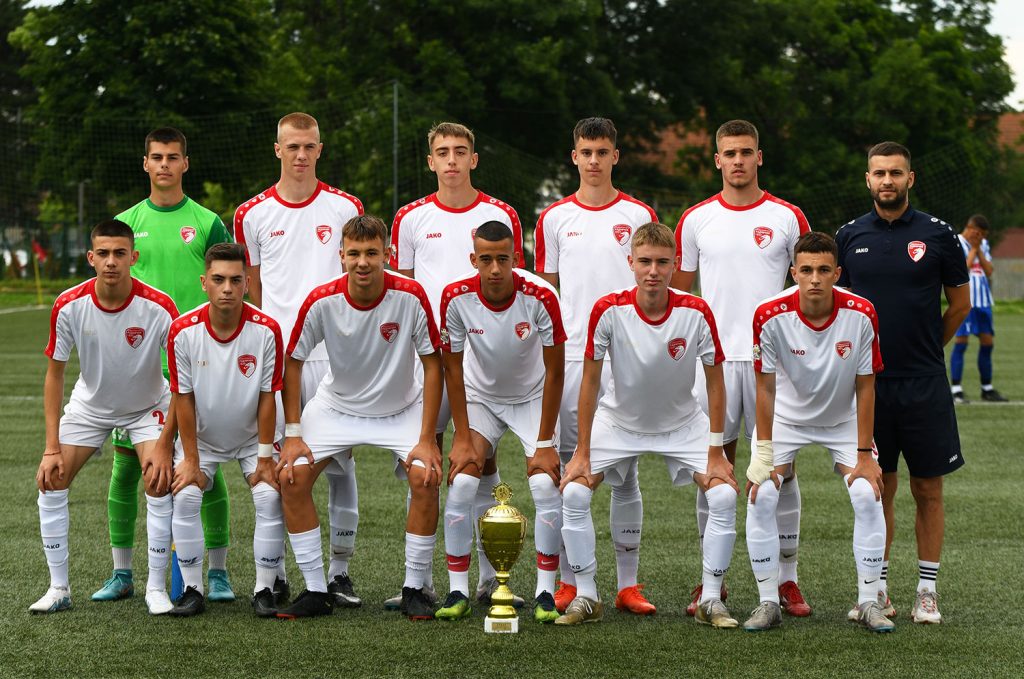 FK Radnički 1923 pripremio poklone za verne navijače - Glas Šumadije