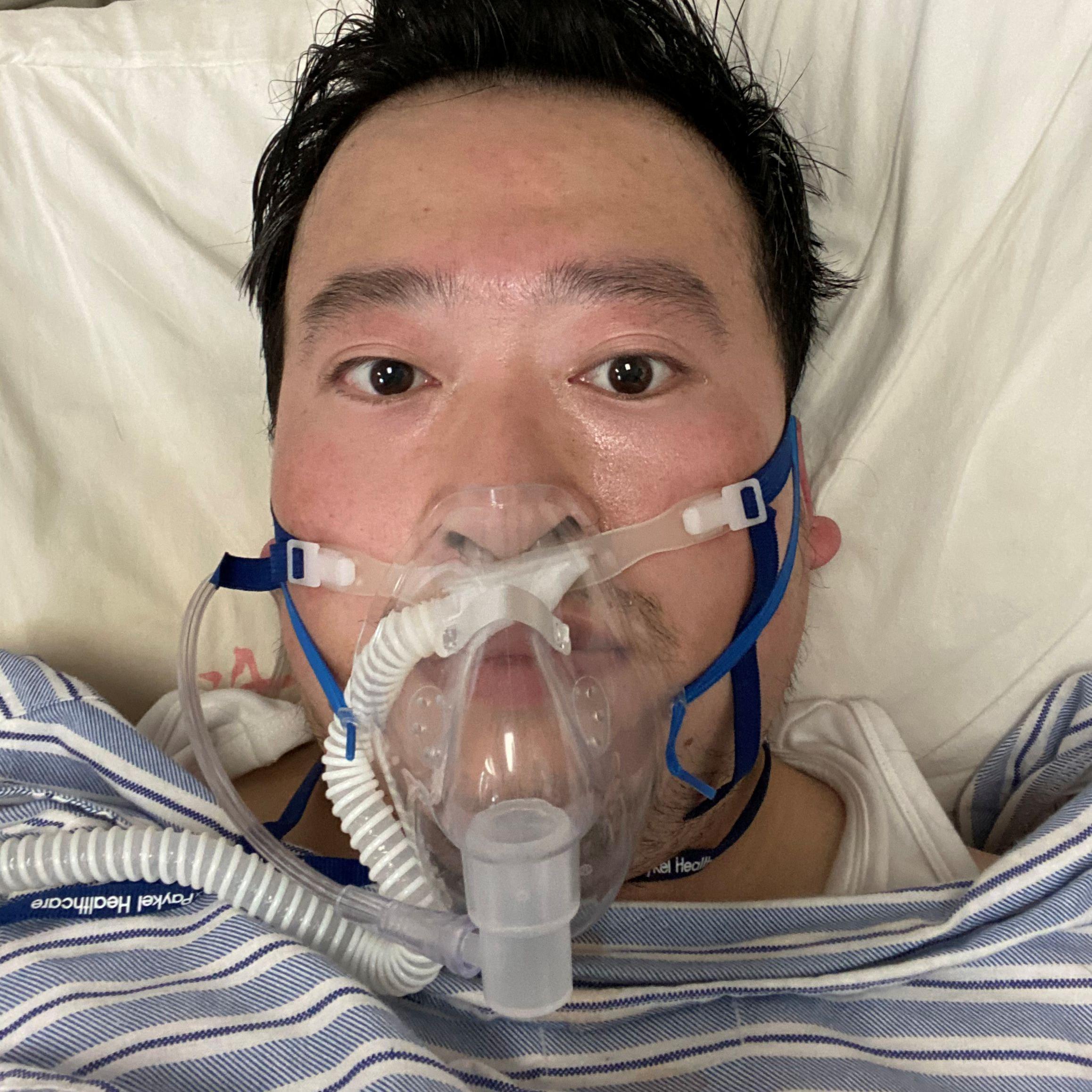 Doktor Li Venlijang nosi masku za respirator u bolničkom krevetu u Vuhanu, 3. februar 2020.
