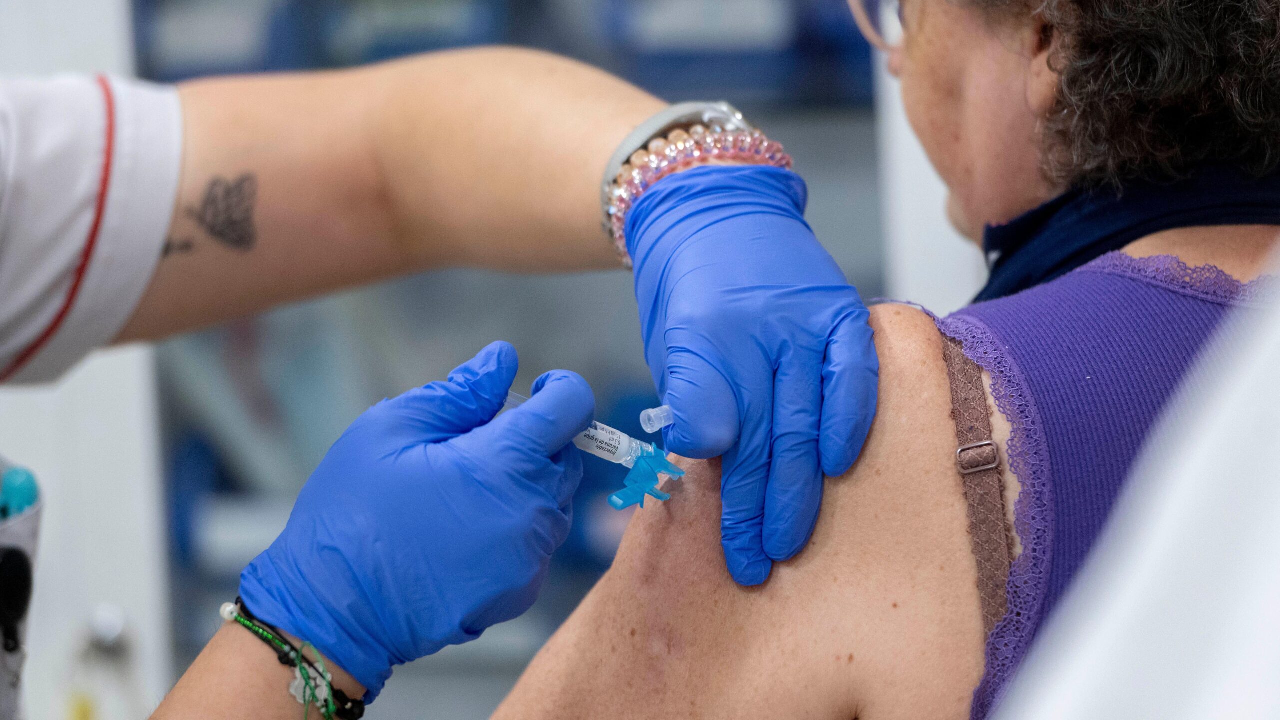 mRNK vakcine deluju tako što pokreću naša tela da proizvode mnogo virusnih proteina